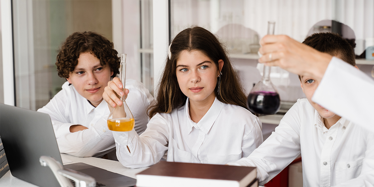 młodzież w laboratorium