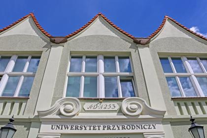 front Kolegium Rungego na kampusie głównym Uniwersytetu Przyrodniczego w Poznaniu