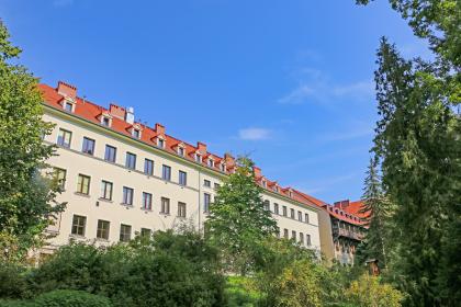 nowa część Kolegium Cieszkowskich, widziana od strony Ogrodu Dendrologicznego na kampusie Cieszkowskich Uniwersytetu Przyrodniczego w Poznaniu