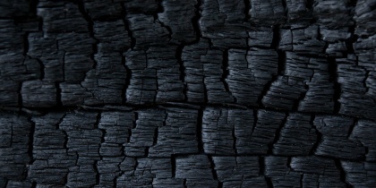 ciemne tło, zbliżenie na węgiel