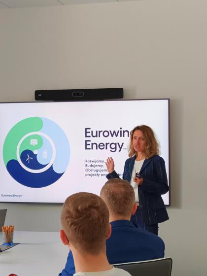 Studenci UPP podczas zajęć z branży OZE