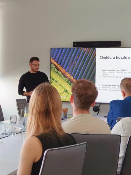 Studenci UPP podczas zajęć z branży OZE