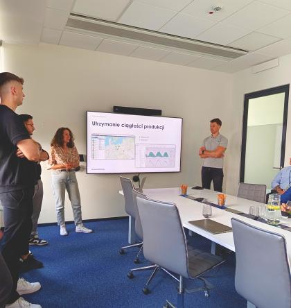 Studenci UPP podczas zajęć z branży OZE