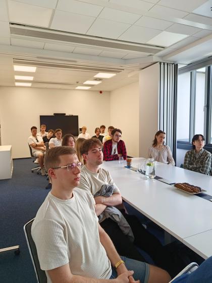 Studenci UPP podczas zajęć z branży OZE