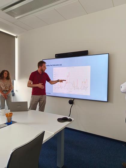 Studenci UPP podczas zajęć z branży OZE