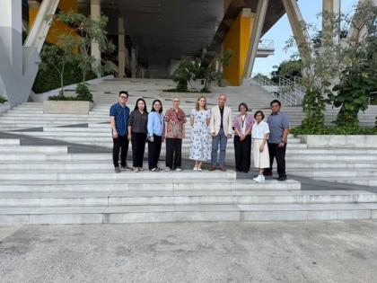 Fot. 2. Spotkanie przedstawicieli Wydziału Inżynierii Środowiska i Inżynierii Mechanicznej UPP (prof. UPP dr hab. inż. Tomasz Dysarz i dr hab. inż. Joanna Wicher-Dysarz) z władzami oraz pracownikami Wydziału Inżynierii Lądowej i Planowania PCU w Surabaya: Panią dziekan Rully Damayanti, kierownikiem Katedry Inżynierii Lądowej Wong Foek Tjong oraz kierownik laboratorium hydraulicznego Surya Hermawan (lipiec 2025).