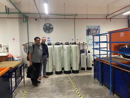 Zwiedzanie zaplecza dydaktyczno-badawczego podczas wizyty pracowników UPP na PCU, prof. UPP dr hab. inż. Tomasz Dysarz, prof. Surya Hermawan, laboratorium hydrauliczne na PCU, lipiec 2025