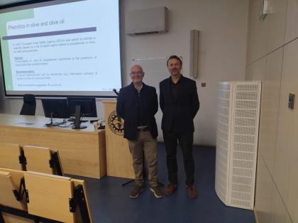 Dwie osoby w sali wykładowej 