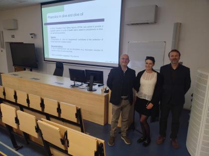 Trzy osoby w sali wykładowej 