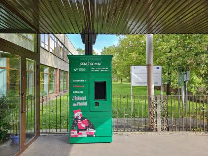 Widok książkomatu przed Biblioteką Główną