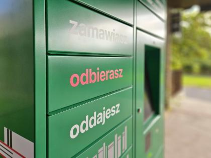 Widok książkomatu przed Biblioteką Główną