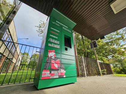 Widok książkomatu przed Biblioteką Główną