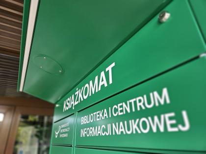 Widok książkomatu przed Biblioteką Główną