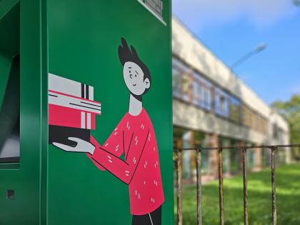 Widok książkomatu przed Biblioteką Główną