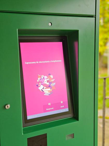 Widok książkomatu przed Biblioteką Główną