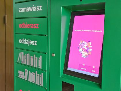 Widok książkomatu przed Biblioteką Główną