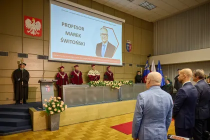 Grupa osób uczestnicząca w uroczystości nadania tytułu doktora honoris causa prof. Markowi Świtońskiemu