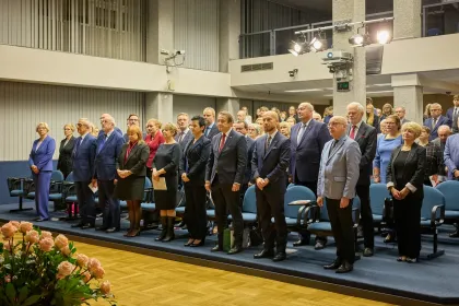 Grupa osób uczestnicząca w uroczystości nadania tytułu doktora honoris causa prof. Markowi Świtońskiemu