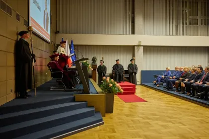 Grupa osób uczestnicząca w uroczystości nadania tytułu doktora honoris causa prof. Markowi Świtońskiemu