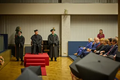 Grupa osób uczestnicząca w uroczystości nadania tytułu doktora honoris causa prof. Markowi Świtońskiemu