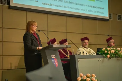 Grupa osób uczestnicząca w uroczystości nadania tytułu doktora honoris causa prof. Markowi Świtońskiemu