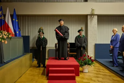 Grupa osób uczestnicząca w uroczystości nadania tytułu doktora honoris causa prof. Markowi Świtońskiemu