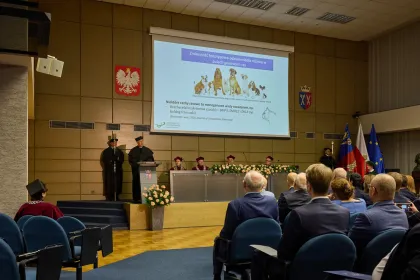 Grupa osób uczestnicząca w uroczystości nadania tytułu doktora honoris causa prof. Markowi Świtońskiemu