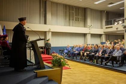 Grupa osób uczestnicząca w uroczystości nadania tytułu doktora honoris causa prof. Markowi Świtońskiemu