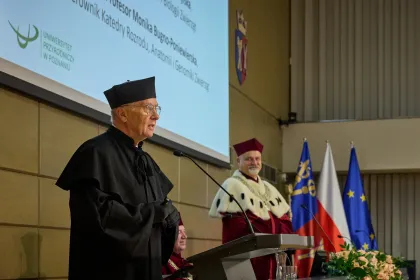 Grupa osób uczestnicząca w uroczystości nadania tytułu doktora honoris causa prof. Markowi Świtońskiemu