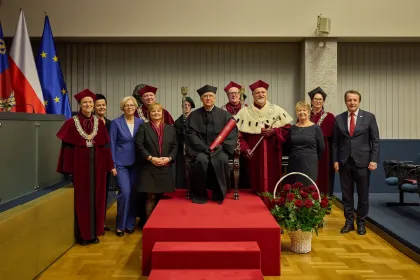 Grupa osób uczestnicząca w uroczystości nadania tytułu doktora honoris causa prof. Markowi Świtońskiemu