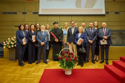 Grupa osób uczestnicząca w uroczystości nadania tytułu doktora honoris causa prof. Markowi Świtońskiemu