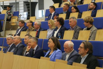 Grupa osób w sali wykładowej