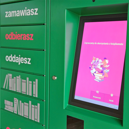 Widok książkomatu przed Biblioteką Główną