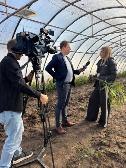 Dwie osoby rozmawiające w szklarni 