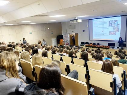 uczniowie w sali wykładowej