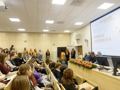 uczniowie w sali wykładowej