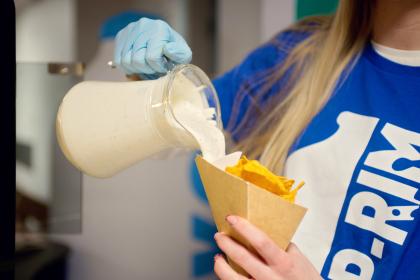 kobieta nalewa sos do frytek