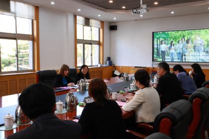 Grupa osób siedzi przy stole