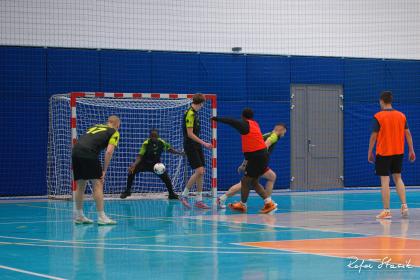 Uczestnicy podczas turnieju w futsal