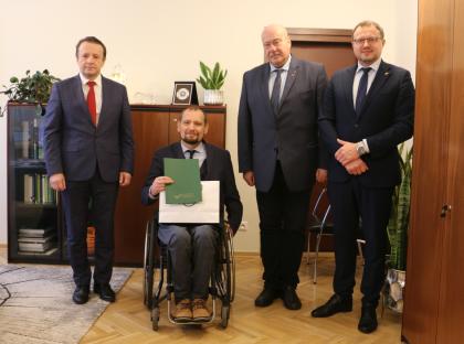 Grupa mężczyzn podczas nominacji profesorskich