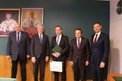 Grupa mężczyzn podczas nominacji profesorskich