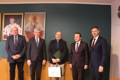 Grupa mężczyzn podczas nominacji profesorskich