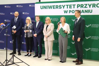 Grupa osób podczas konferencji prasowej