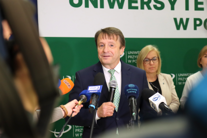 Rektor UPP podczas konferencji prasowej