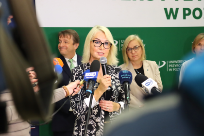 Dziekan Wydziału Medycyny Weterynaryjnej i Nauk o Zwierzętach podczas konferencji prasowej