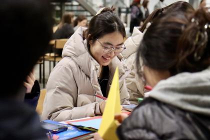 Uczestnicy podczas tworzenia świątecznych ozdób