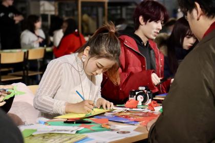 Uczestnicy podczas tworzenia świątecznych ozdób