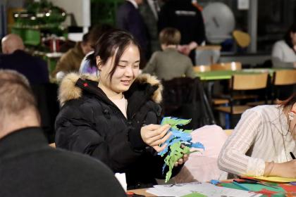 Uczestnicy podczas tworzenia świątecznych ozdób