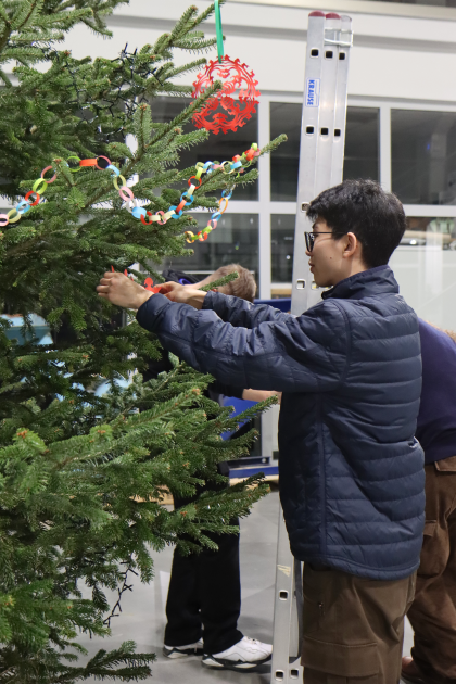 Uczestnicy podczas tworzenia świątecznych ozdób