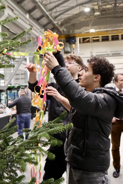 Uczestnicy podczas tworzenia świątecznych ozdób